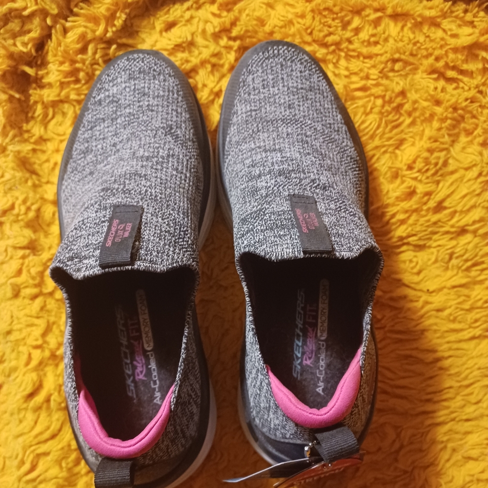 NWT Skechers Women's Relaxed Fit D'Lux Walker - Picture 2 of 6